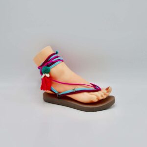 Dames teenslipper met verwisselbare banden en accessoires, ideaal voor de zomer. Zelf samen te stellen. Beschikbaar in onze webshop. Zoekwoorden: dames slipper, zomer, uniek, aanpasbaar.