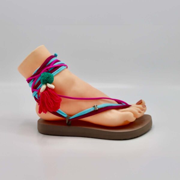 Dames teenslipper met verwisselbare banden en accessoires, ideaal voor de zomer. Zelf samen te stellen. Beschikbaar in onze webshop. Zoekwoorden: dames slipper, zomer, uniek, aanpasbaar.