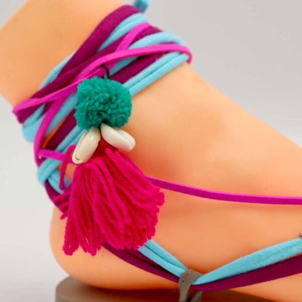 Dames teenslipper met verwisselbare banden en accessoires, ideaal voor de zomer. Zelf samen te stellen. Beschikbaar in onze webshop. Zoekwoorden: dames slipper, zomer, uniek, aanpasbaar.