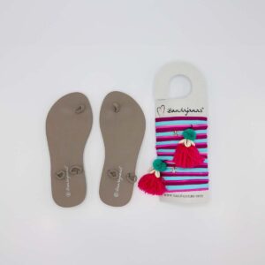 Dames teenslipper met verwisselbare banden en accessoires, ideaal voor de zomer. Zelf samen te stellen. Beschikbaar in onze webshop. Zoekwoorden: dames slipper, zomer, uniek, aanpasbaar.